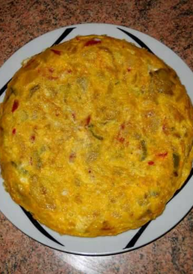 Una foto de Tortilla de patata con verduras (Tortilla paisana)