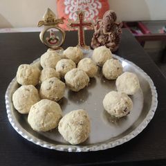 A picture of Mixed flour ladoo.