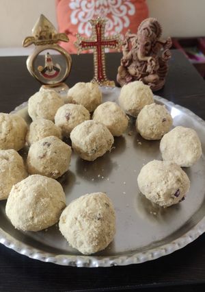 A picture of Mixed flour ladoo.