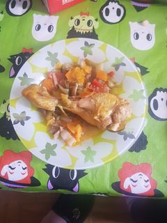 Una foto de Muslitos de pollo con salsa de setas con verduras