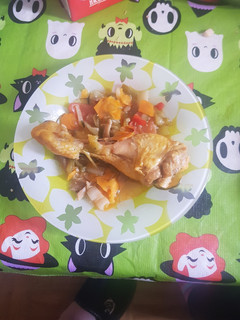 Una foto de Muslitos de pollo con salsa de setas con verduras