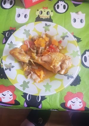 Una foto de Muslitos de pollo con salsa de setas con verduras