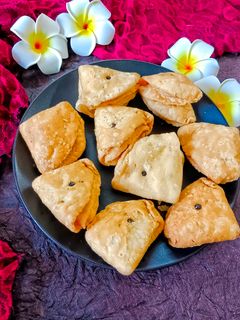 तिकोनी खस्ता निमकी (tikoni khasta nimki recipe in Hindi) रेसिपी मुख्य फोटो