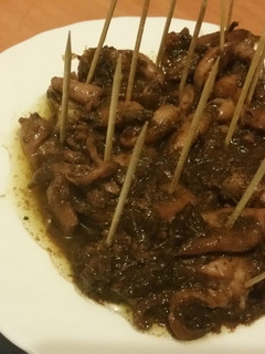 Una foto de Calamares encebollados al vino rosado