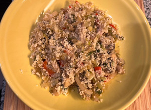 Una foto de Cuscús con puerro, pimentón y champiñones