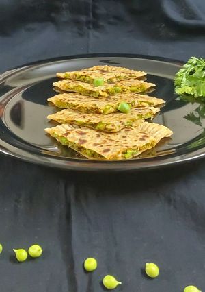 લીલા વટાણા ના સ્ટફ પરોઠા (Lila Vatana Stuffed Paratha Recipe In Gujarati) રેસીપી મુખ્ય ફોટો
