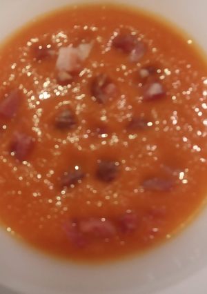 Una foto de Salmorejo de tomate y manzana