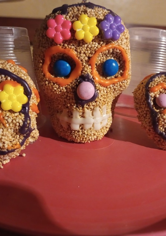 Una foto de Calaveritas de amaranto con miel de panela