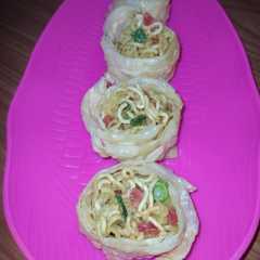 A picture of Pangsit mawar isi mie.