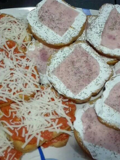 Una foto de 14. Tostadas de...
