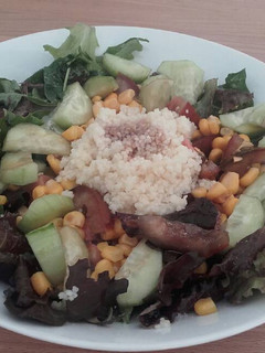 Una foto de Ensalada de brotes tiernos y cuscús