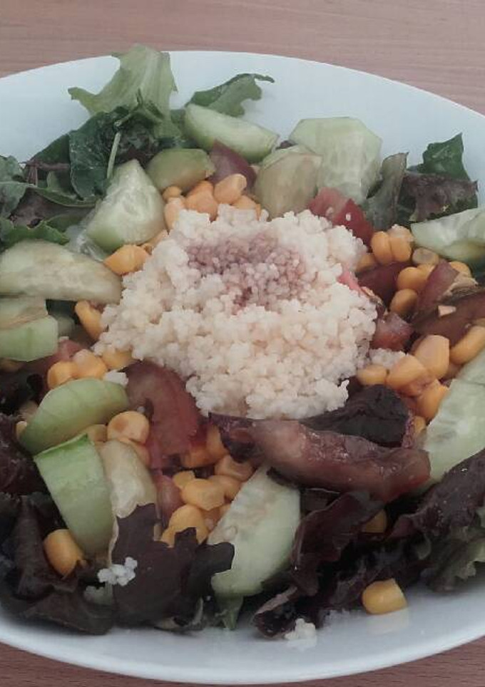 Una foto de Ensalada de brotes tiernos y cuscús