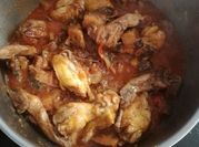 Una foto de pollo y codornices