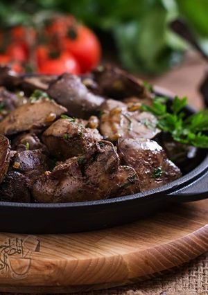 A picture of Chicken_liver_with_onion_garlic_and_pomegranate_molasses.