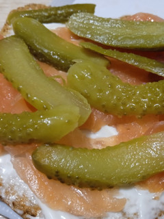 Una foto de Montadito de salmón