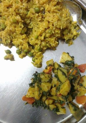 खिचड़ी (khichdi recipe in Hindi) रेसिपी मुख्य फोटो