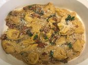 Una foto de sopa de tortellini
