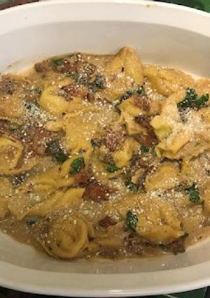 Una foto de Tortellini alla panna o tortellini a la crema