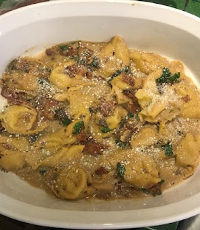 Una foto de Tortellini alla panna o tortellini a la crema