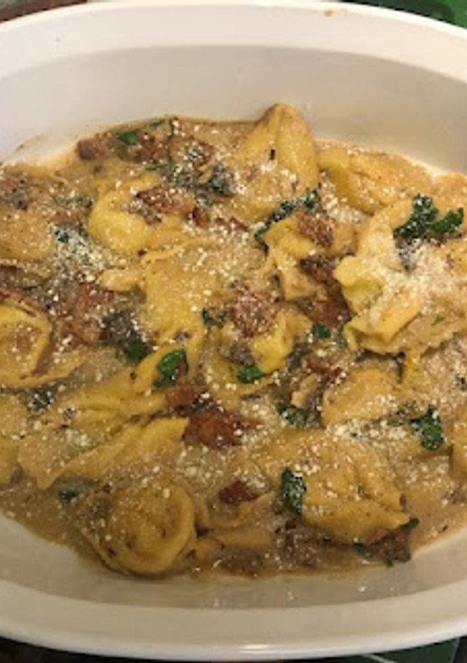 Una foto de Tortellini alla panna o tortellini a la crema