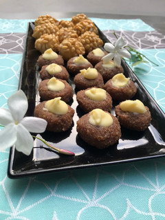 Una foto de Panellets de almendra con Nesquik, rellenos de chocolate blanco y los clásicos de piñones