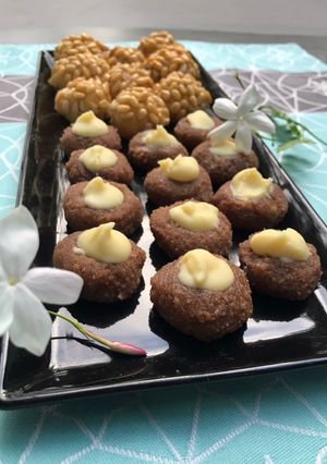 Una foto de Panellets de almendra con Nesquik, rellenos de chocolate blanco y los clásicos de piñones