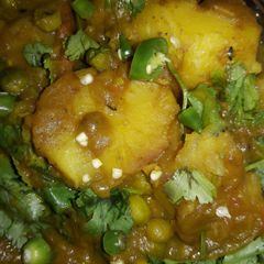 A picture of Dum aloo matar.