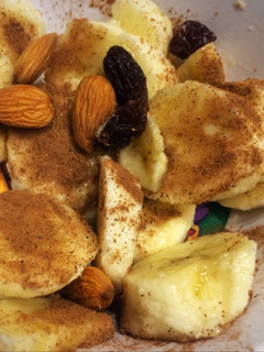 Una foto de Desayuno saludable: banana, almendras, pasas y canela