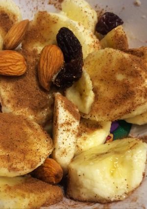 Una foto de Desayuno saludable: banana, almendras, pasas y canela