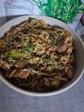 Nouilles sautées au bœuf et légumes à la sauce soja en cocotte