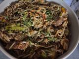 Nouilles sautées au bœuf et légumes à la sauce soja en cocotte
