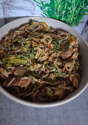 Une photo de Nouilles sautées au boeuf et légumes à la sauce soja en cocotte