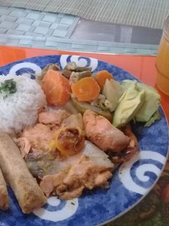 Una foto de Filete de salmón a la naranja acompañado de Vegetales al horno