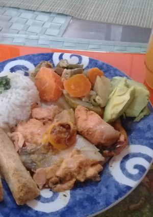 Una foto de Filete de salmón  a la naranja acompañado de Vegetales al horno