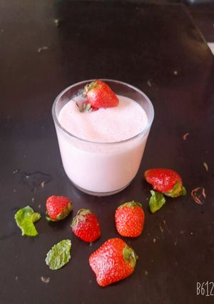A picture of Strawberry milk shake.