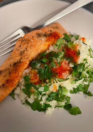 A picture of Salmon With Sweet Chilli Cauliflower Rice 🌶.