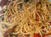Una foto de spaguetti con espinacas