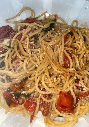 Una foto de Fideos con tomate cherry y espinaca