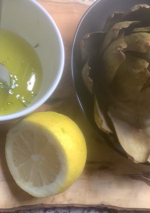 Une photo de 🍋🪵🌳ARTICHAUD & SA 🧂🍃VINAIGRETTE 🎨🥣