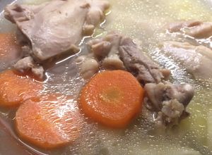 Una foto de Sopa de pollo ligera