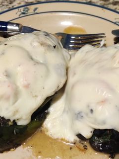 Una foto de Chiles rellenos de camarón y champiñones