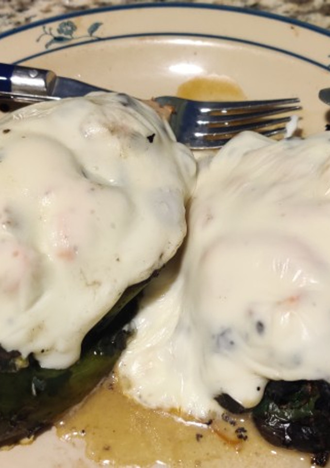 Una foto de Chiles rellenos de camarón y champiñones