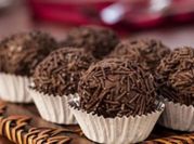 Una foto de brigadeiro con leche condensada