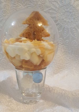 Une photo de Sphère de pain d'épices, poire, crème fouettée et caramel