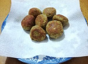 Foto di Polpette/burger di lenticchie e zucchine vegan in padella