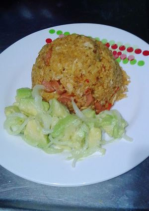 Una foto de Arroz con todo y ensalada de aguacate