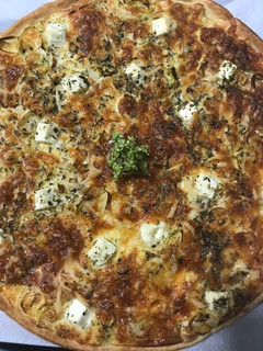Una foto de Pastel de puerros, huevos y quesos feta y mozzarella