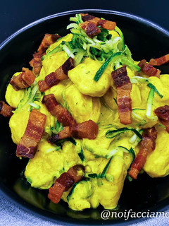 Foto di Gnocchi di Patate con Curcuma, Zucchine e Pancetta
