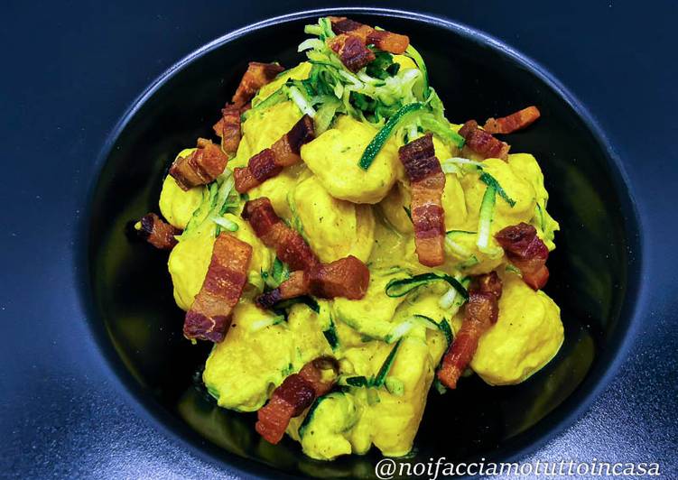 Gnocchi di Patate con Curcuma, Zucchine e Pancetta