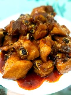 Hình của món Com bo: sườn xào chua ngọt và canh sấu rau rút.